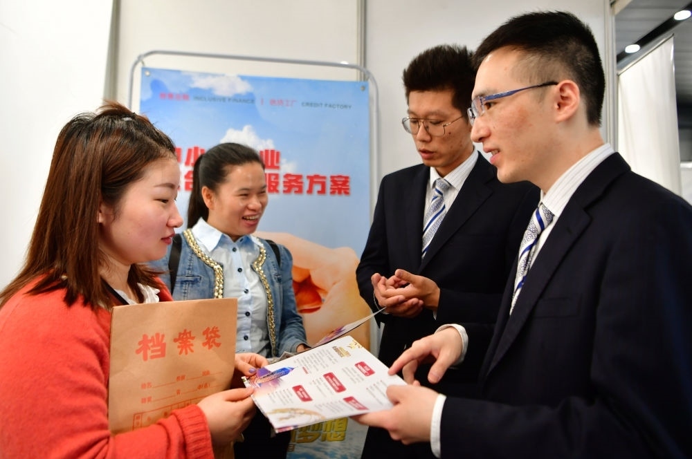 2019年5月9日，兩名鞋業(yè)公司的工作人員（左一和左二）向銀行工作人員咨詢中小微企業(yè)金融服務(wù)方案細(xì)則。當(dāng)日，福建自貿(mào)區(qū)福州片區(qū)稅企銀三方對(duì)接會(huì)在馬尾基金小鎮(zhèn)舉辦，來(lái)自傳統(tǒng)制造業(yè)、物聯(lián)網(wǎng)和電子商務(wù)等行業(yè)的企業(yè)代表參加對(duì)接會(huì)。新華社記者 魏培全 攝