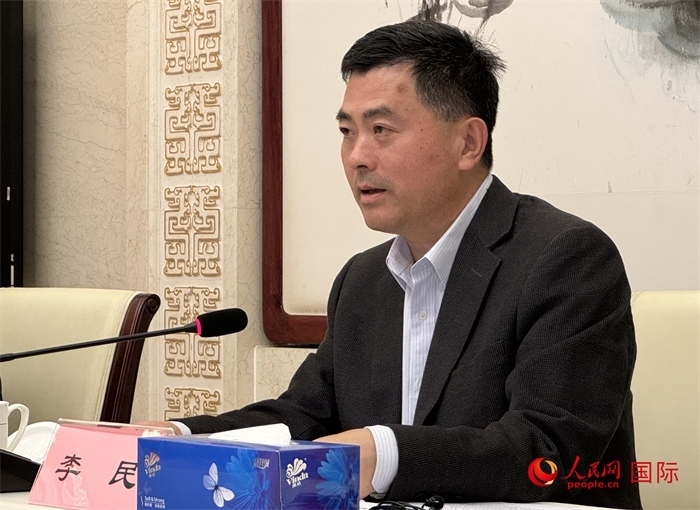 10月31日，歐美同學(xué)會(huì)秘書(shū)長(zhǎng)李民在第五屆中法文化論壇媒體吹風(fēng)會(huì)上講話(huà)。（人民網(wǎng) 謝瑩攝）