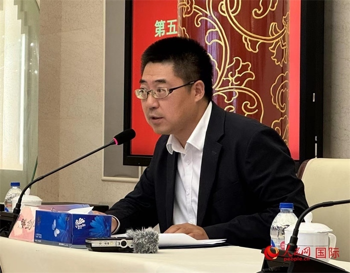 10月31日，歐美同學(xué)會(huì)副秘書(shū)長(zhǎng)滕劍峰在第五屆中法文化論壇媒體吹風(fēng)會(huì)上講話(huà)。（人民網(wǎng) 謝瑩攝）