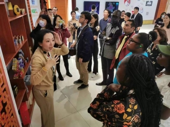 2023“一帶一路”媒體合作論壇聯(lián)合采訪團(tuán)參觀仁和863科技園產(chǎn)品展示區(qū)。（本報(bào)記者 黃超攝）