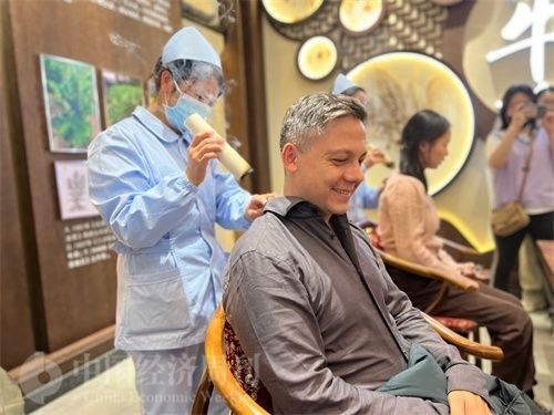  （外媒記者體驗(yàn)艾灸。中國(guó)經(jīng)濟(jì)周刊記者 郭志強(qiáng) 攝）