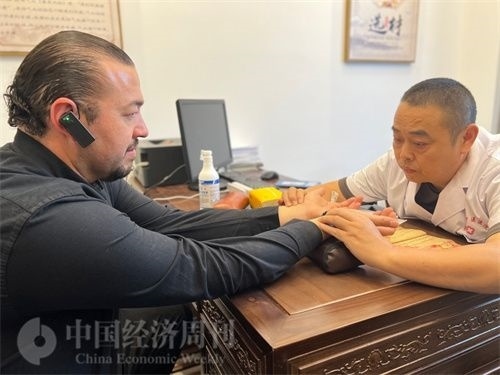  （外媒記者走進(jìn)中醫(yī)堂，問診中醫(yī)名師。中國(guó)經(jīng)濟(jì)周刊記者 郭志強(qiáng)攝）