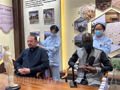  （外媒記者爭(zhēng)先恐后體驗(yàn)艾灸，直呼神奇。中國(guó)經(jīng)濟(jì)周刊記者 郭志強(qiáng) 攝）