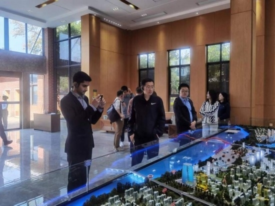 10月24日，2023“一帶一路”媒體合作論壇聯合采訪團團員在清水塘投資集團招商服務中心參觀。本報記者 常雯宜攝