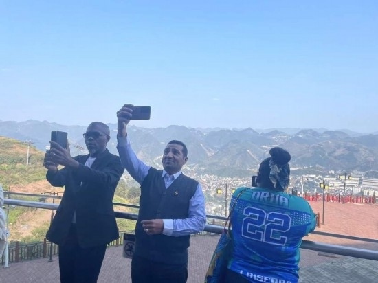 外媒記者在天釀景區(qū)拍照留念。本報記者葉子攝