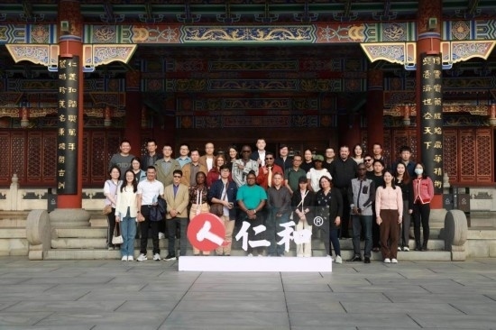 2023“一帶一路”媒體合作論壇聯(lián)合采訪團(tuán)參觀仁和集團(tuán)。（受訪者供圖）