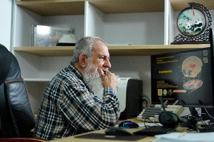 10月31日，古巴科學(xué)家裴德樂在電子科技大學(xué)做科研。