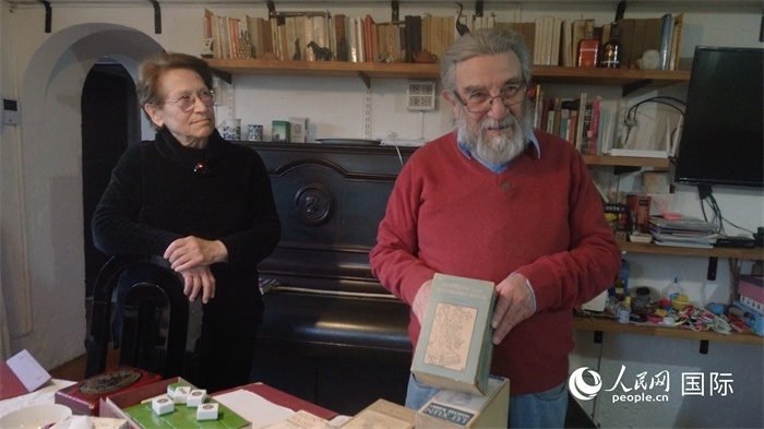 艾麗西亞·奧夫雷貢（左）和馬里奧·帕佐斯向記者展示家中收藏的西班牙語(yǔ)版《紅樓夢(mèng)》。人民網(wǎng)記者 張若涵攝