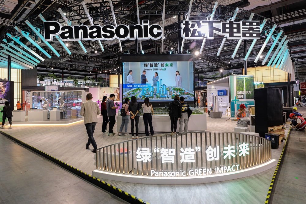 2023年11月2日，工作人員在進(jìn)博會(huì)松下電器展位做準(zhǔn)備工作。新華社記者 辛夢(mèng)晨 攝