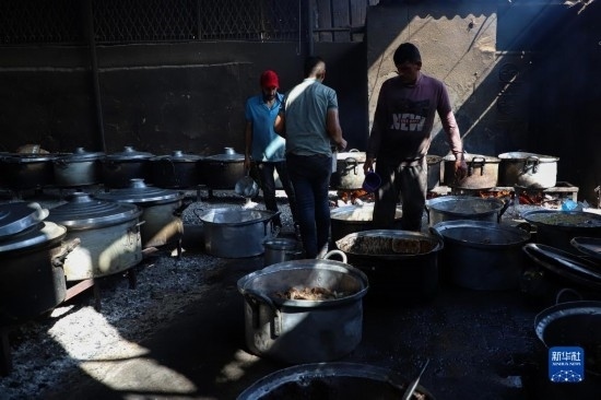 11月3日，在加沙地帶南部城市拉法，人們在煤氣中斷后用柴火做飯。新華社發(fā)（里澤克·阿卜杜勒賈瓦德攝）