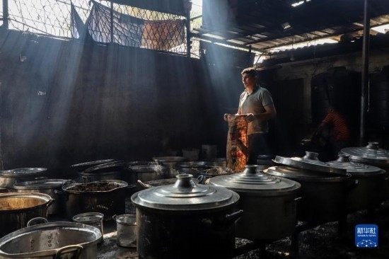 11月3日，在加沙地帶南部城市拉法，人們在煤氣中斷后用柴火做飯。新華社發(fā)（里澤克·阿卜杜勒賈瓦德攝）