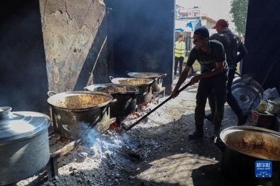 11月3日，在加沙地帶南部城市拉法，人們在煤氣中斷后用柴火做飯。新華社發(fā)（里澤克·阿卜杜勒賈瓦德攝）