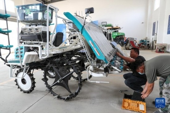 11月4日，技術(shù)員在南通市通州區(qū)十總鎮(zhèn)育民村農(nóng)場保養(yǎng)無人插秧機(jī)設(shè)備。