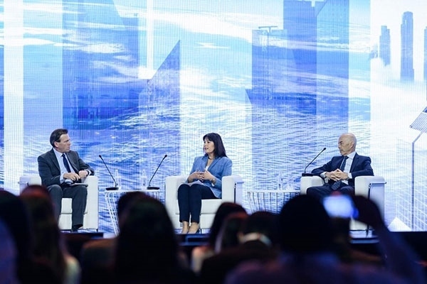 牛津大學研究全球化與發(fā)展問題的教授伊恩·戈爾丁（右一）表示，全球格局的變化是結(jié)構(gòu)性的，各國特別是西方國家必須順應(yīng)變化。迪拜商會供圖