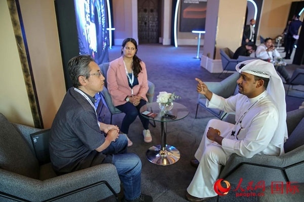 人民網(wǎng)記者采訪迪拜創(chuàng)新企業(yè)家索萊曼·里法伊（右一），索萊曼表示期待加強與中方合作。人民網(wǎng) 塔里克·易卜拉欣 攝
