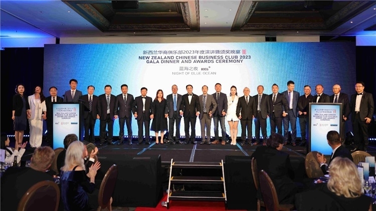 新西蘭華商聯(lián)合總會首批會員代表上臺亮相。攝影：張凱