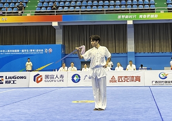 11月6日，第一屆全國(guó)學(xué)生（青年）運(yùn)動(dòng)會(huì)武術(shù)套路（大學(xué)組）男子自選劍術(shù)比賽中。人民網(wǎng)記者 歐興榮攝