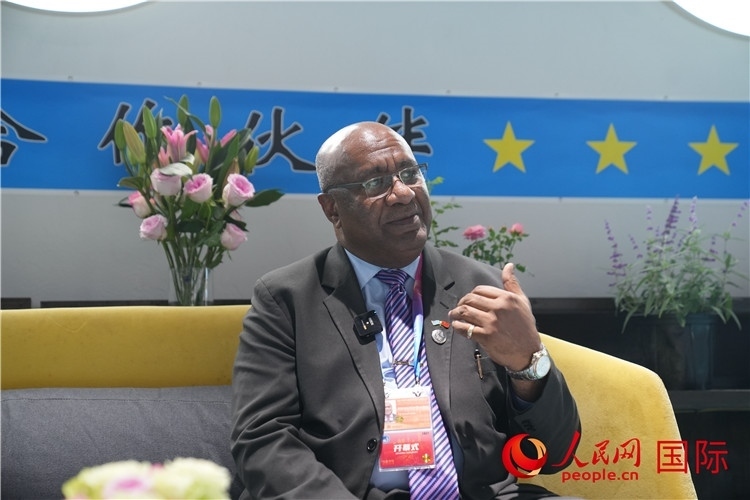 斐濟(jì)副總理兼貿(mào)易部長(zhǎng)卡米卡米加談參加進(jìn)博會(huì)感受。人民網(wǎng)記者 吳超嵐攝