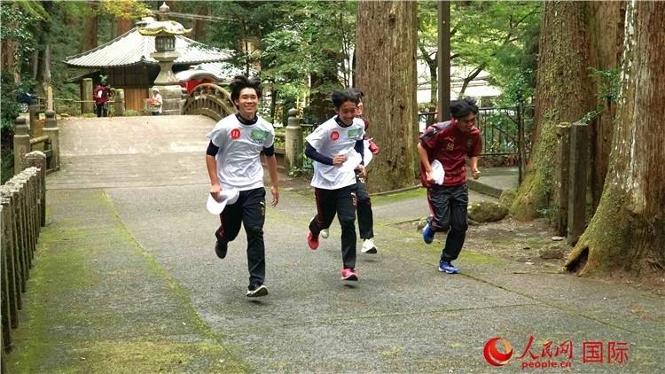 中日青少年在百年古剎里奔跑，揮灑青春的汗水。人民網(wǎng) 蔣曉辰攝