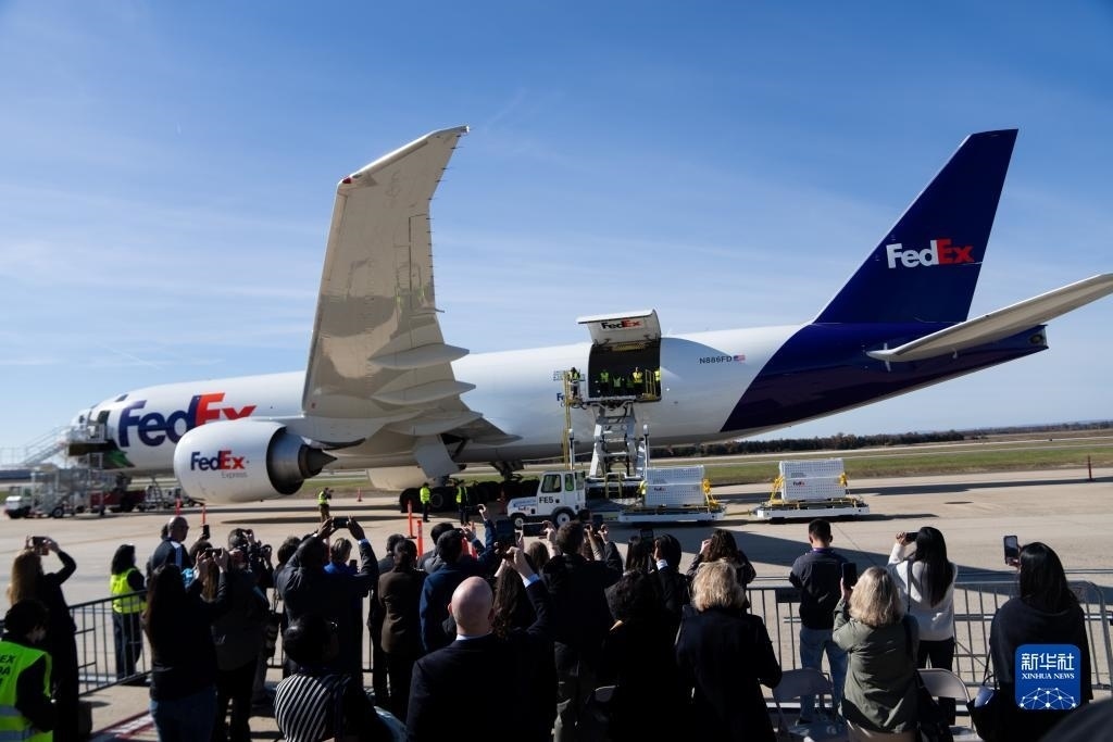 11月8日，在美國弗吉尼亞州的華盛頓杜勒斯國際機場，裝有大熊貓的特制“旅行包廂”準(zhǔn)備運上專機。新華社記者劉杰攝