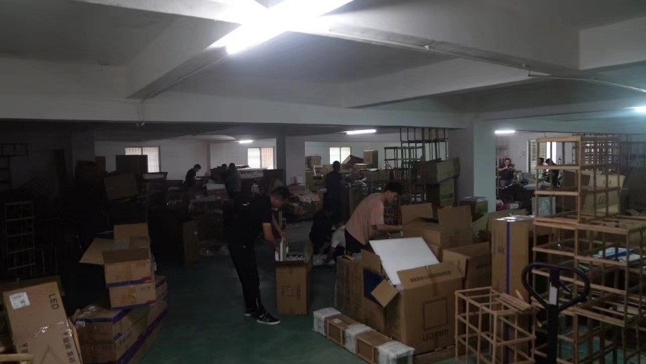 查處倉庫現(xiàn)場。重慶市梁平區(qū)公安局供圖。