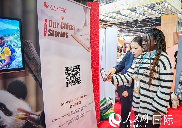 觀(guān)眾掃碼《我們的中國(guó)故事》系列視頻。人民網(wǎng) 郭錦標(biāo)攝