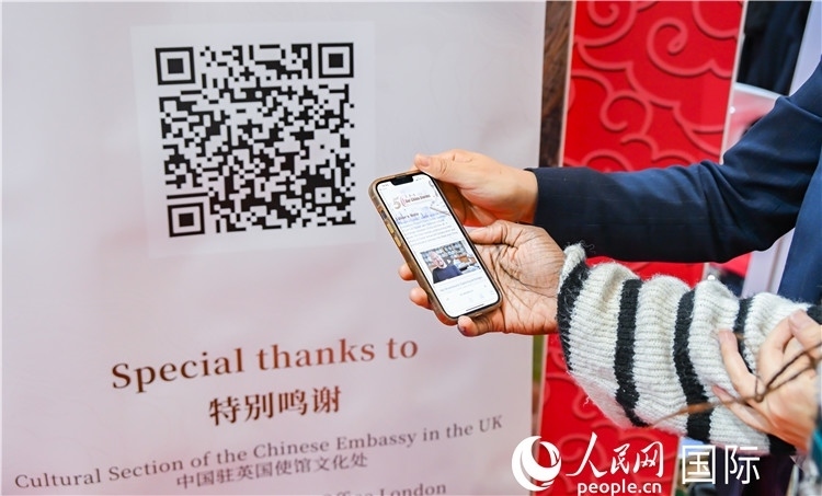 觀(guān)眾掃碼《我們的中國(guó)故事》系列視頻。人民網(wǎng) 郭錦標(biāo)攝