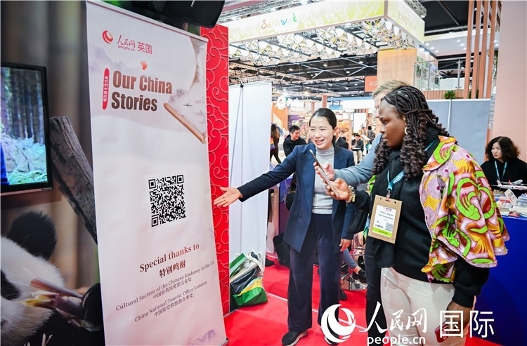 觀(guān)眾掃碼《我們的中國(guó)故事》系列視頻。人民網(wǎng) 郭錦標(biāo)攝