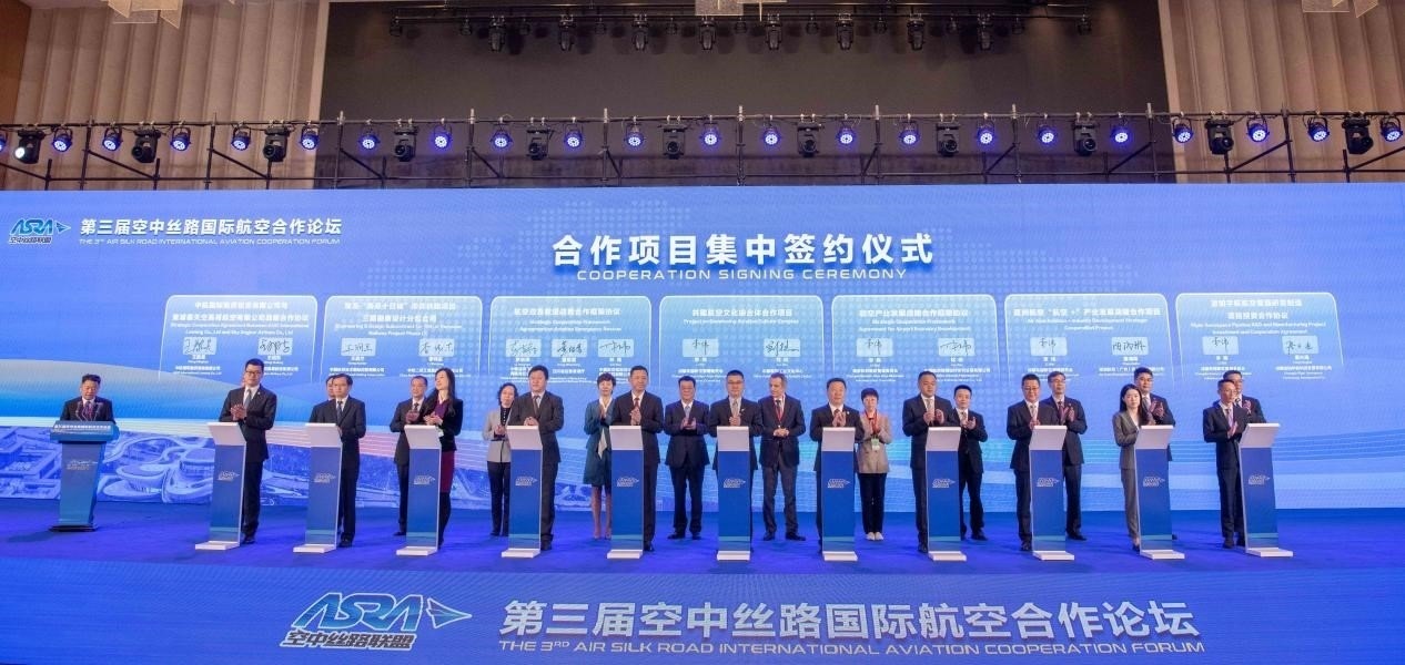 圖為7個國內(nèi)外合作項目現(xiàn)場簽約。人民網(wǎng)記者 唐宋攝