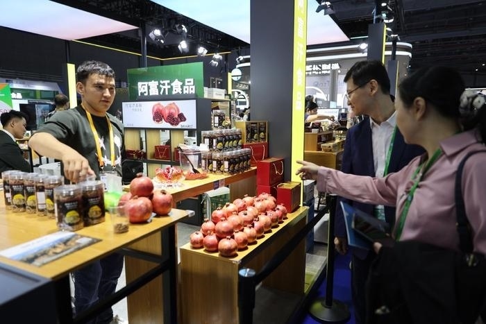 11月6日，在第六屆進(jìn)博會(huì)食品及農(nóng)產(chǎn)品展區(qū)，阿富汗食品吸引參展人員。