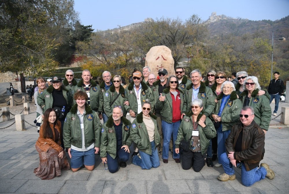 2023年10月29日，飛虎隊(duì)老兵莫耶一行人在北京八達(dá)嶺長城合影留念。當(dāng)日，美中航空遺產(chǎn)基金會訪華代表團(tuán)成員陸續(xù)抵達(dá)北京。新華社記者 任超 攝