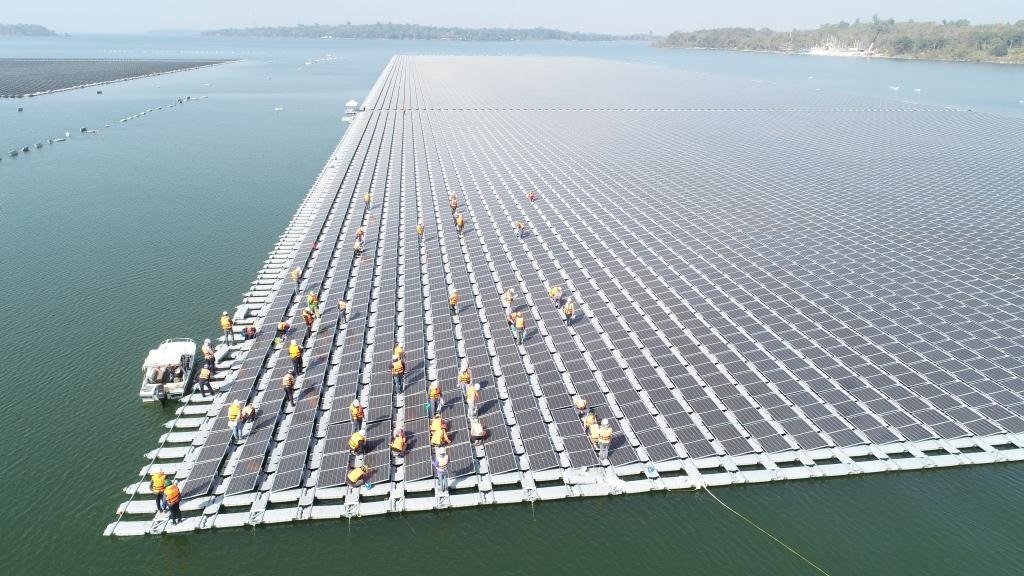 2021年1月23日，施工人員檢查泰國烏汶府詩琳通大壩綜合浮體光伏項(xiàng)目的太陽能板安裝情況。新華社發(fā)（泰國國家電力局項(xiàng)目組供圖）