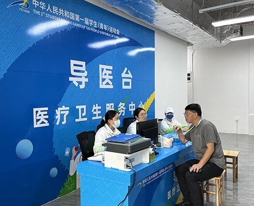 村內(nèi)住客在醫(yī)療衛(wèi)生服務(wù)中心導(dǎo)醫(yī)臺問診。人民網(wǎng)記者 歐興榮攝