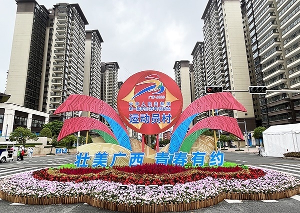 運動員村入口處標(biāo)識標(biāo)牌成為極受歡迎的打卡點。人民網(wǎng)記者 歐興榮攝