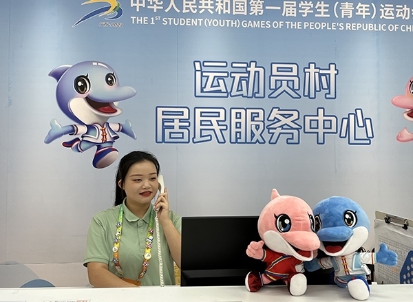 朱珊妮在接聽住宿服務(wù)中心的熱線電話。人民網(wǎng)記者 歐興榮攝