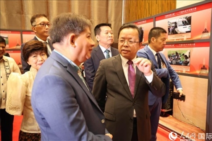 論壇期間配套舉行“‘?dāng)[脫貧困之路’——寧德扶貧開(kāi)發(fā)圖片展”。人民網(wǎng)記者樊帆 攝