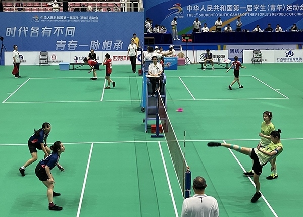 11月11日，第一屆全國學(xué)生（青年）運動會毽球（校園組）比賽現(xiàn)場。人民網(wǎng)記者 歐興榮攝