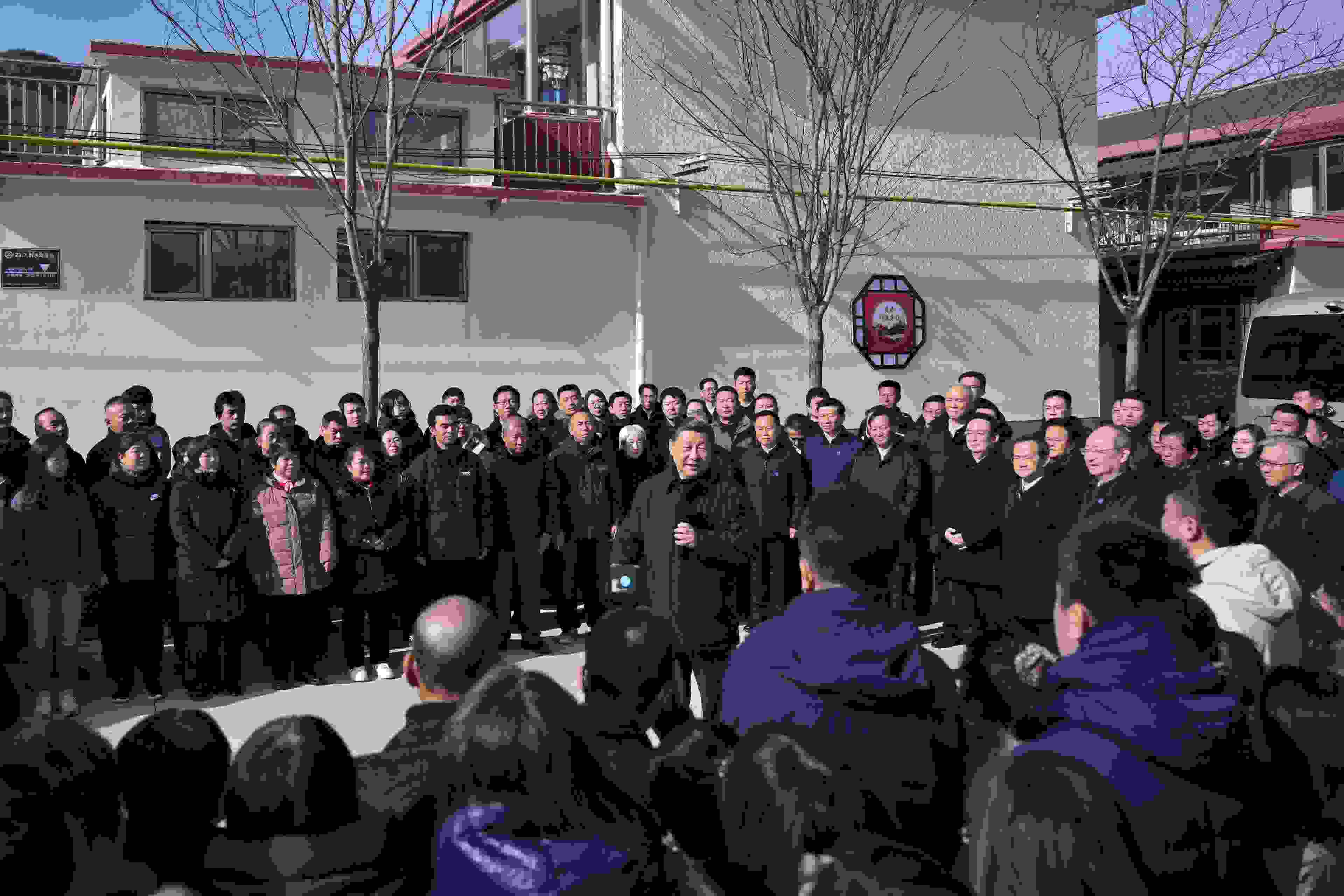 2023年11月10日，習(xí)近平總書記在北京市門頭溝區(qū)妙峰山鎮(zhèn)水峪嘴村考察時(shí)，同當(dāng)?shù)厝罕娪H切交流。