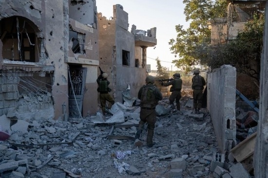 這張以色列國(guó)防軍11月12日發(fā)布的照片顯示，以軍地面部隊(duì)在加沙地帶北部開(kāi)展軍事行動(dòng)。新華社發(fā)