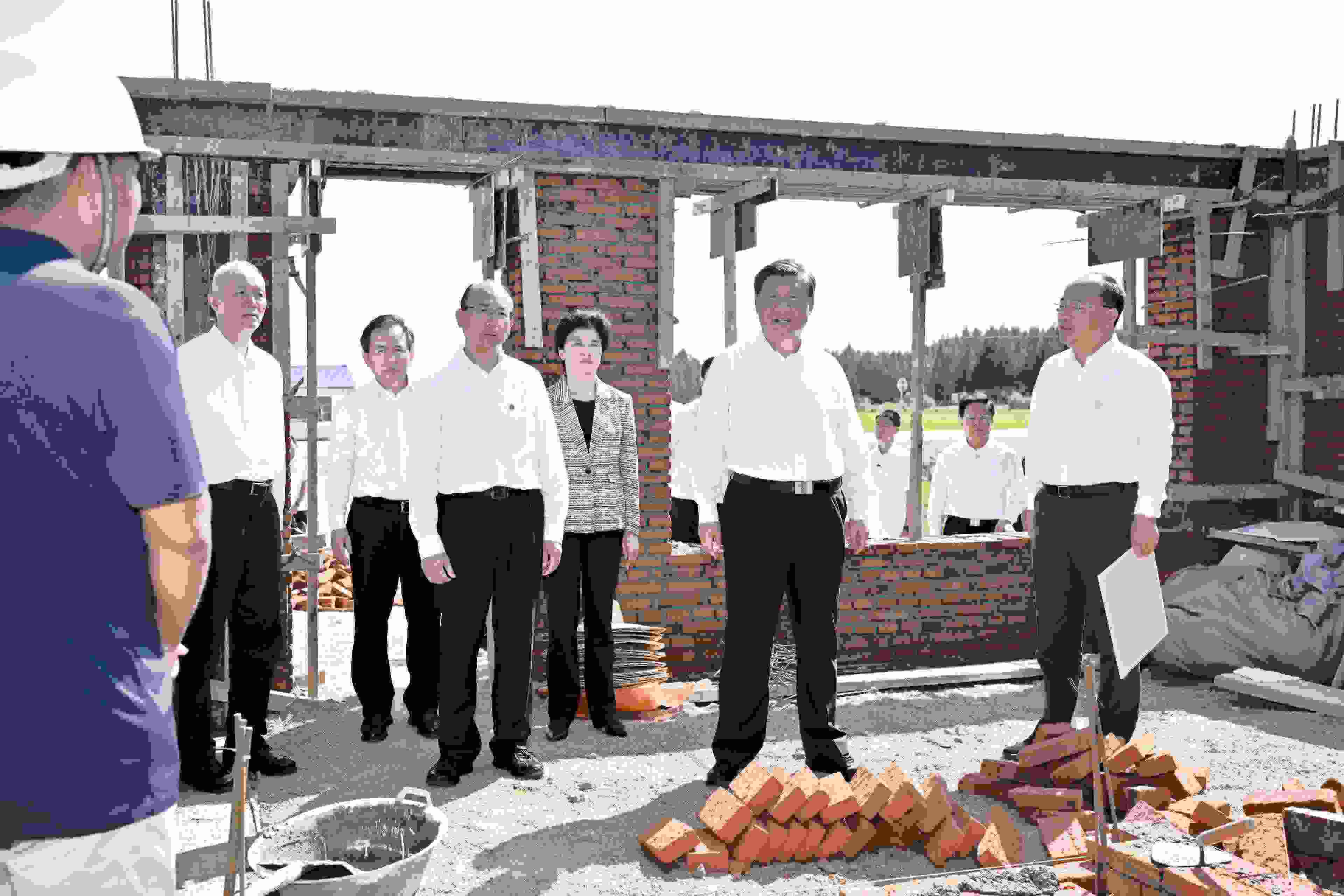 2023年9月7日，習(xí)近平總書記在遭受洪澇災(zāi)害的黑龍江省哈爾濱尚志市老街基鄉(xiāng)龍王廟村，察看水毀房屋重建情況。