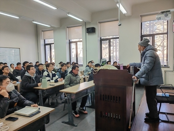 鐘萬勰院士為研究生上課。大連理工大學(xué)供圖