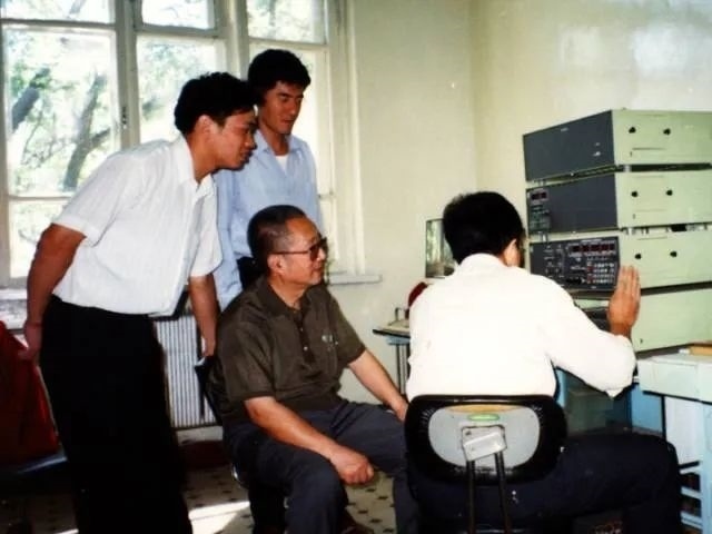 秦裕琨與團(tuán)隊在一起。哈爾濱工業(yè)大學(xué)供圖