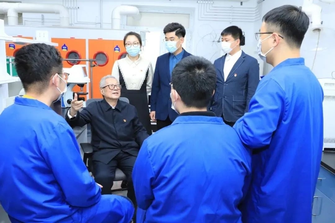 秦裕琨院士在實驗室與青年師生交流。哈爾濱工業(yè)大學(xué)供圖