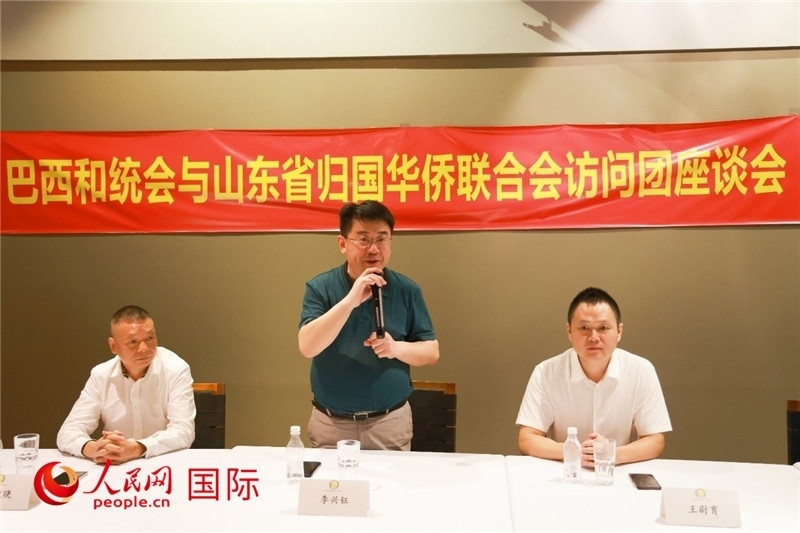 中國(guó)僑聯(lián)副主席、山東省僑聯(lián)主席李興鈺（中）在座談會(huì)上致辭。人民網(wǎng)記者 陳海琪攝