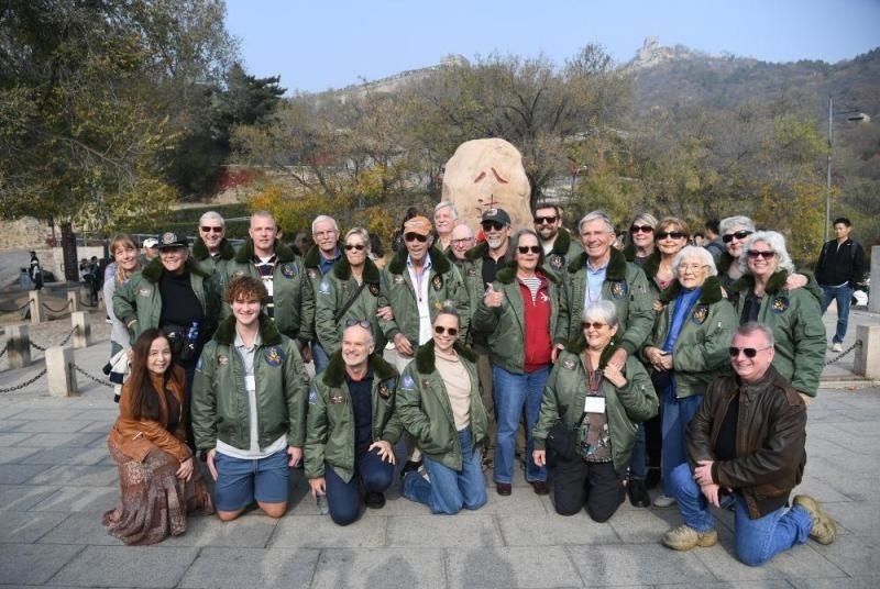 2023年10月29日，美國飛虎隊老兵莫耶一行人在北京八達嶺長城合影留念。