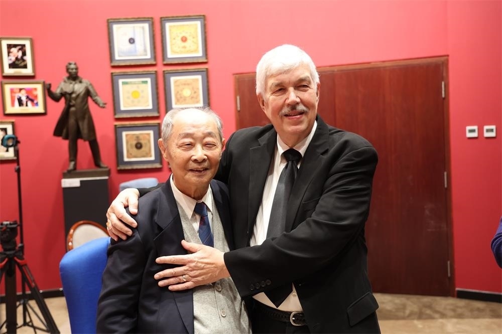 費城交響樂團小提琴演奏家戴維·布斯與原中央樂團小提琴演奏家朱信人50年后再相聚。