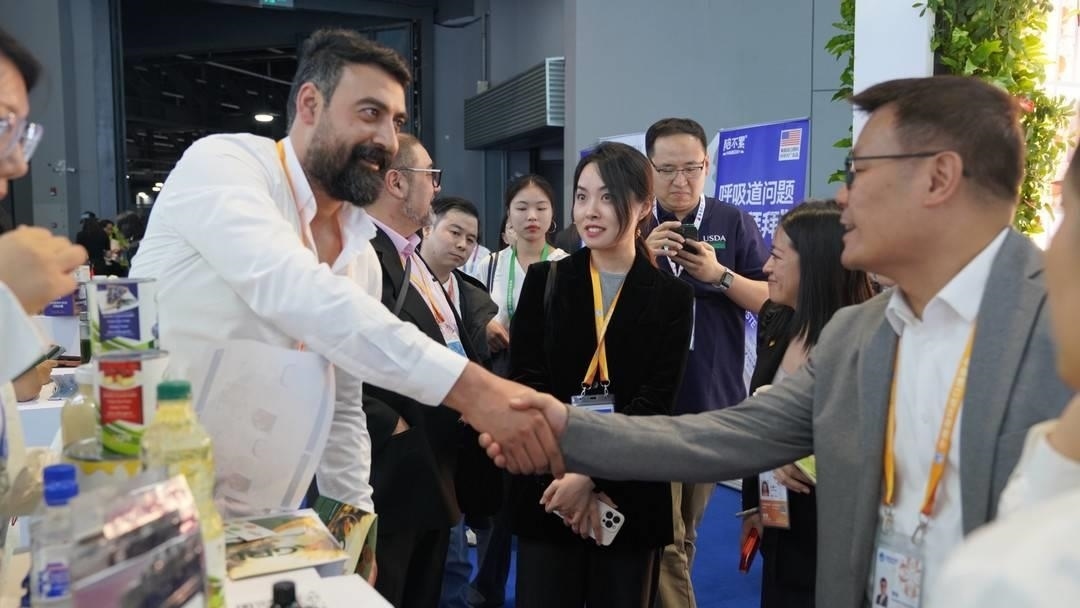 第六屆進博會上，國內(nèi)一家超市行業(yè)的客商與來自美國佐治亞州的企業(yè)展商達成初步合作意向。