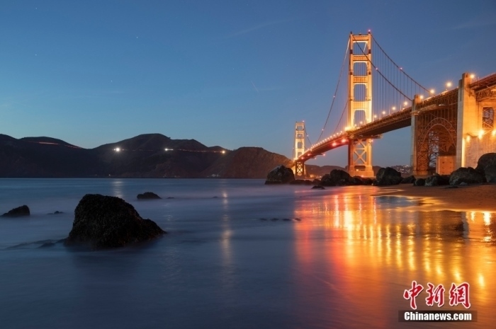 當?shù)貢r間10月29日，美國舊金山金門大橋在海浪和夜色的襯托下美如一幅畫。<a target='_blank' href='/'><p class=