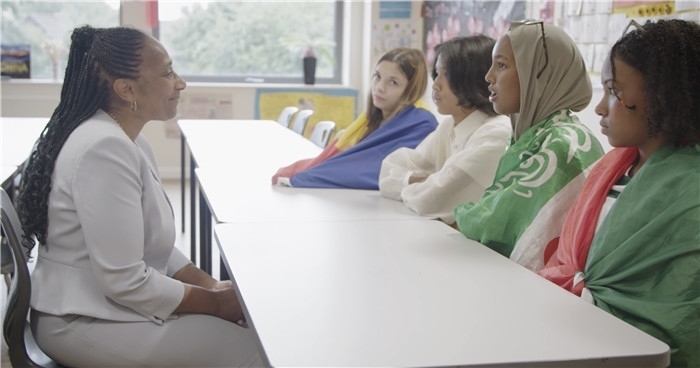 瓊·戴嵐與學(xué)生交流。帕特里克·謝德-西蒙茲攝