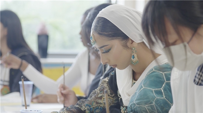 學(xué)生學(xué)習(xí)中國(guó)書法。帕特里克·謝德-西蒙茲攝